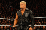 Cody rhodes est dans le ring de la WWE avec son costume american nightmare mais en noir, devant une foule hostile